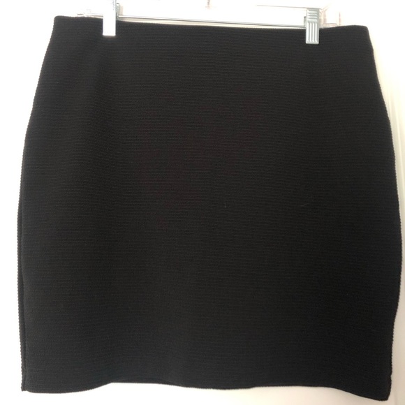 H&M Dresses & Skirts - EUC H&M Black Mini Skirt (L)